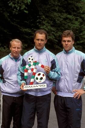 Teamchef Franz Beckenbauer (Mitte) und seine Assistenten Holger Osieck (re.) und Berti Vogts (alle BR Deutschland) mit dem WM Logo Italia 90 Fußball WM Herren DEUTSCHSPRACHIGE SPORTZEITSCHRIFTEN UND -ZEITUNGEN NUR NACH RÜCKSPRACHE, Vorschau 1990, Vdia Gruppe