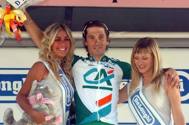 Siegerehrung 16. Etappe Giro d Italia 2005 - Etappensieger Christophe le Mevel (Frankreich Credit Agricole) mit zwei Hostessen -  Radsport Herren 88. Giro d Italia 2005, dItalia, ProTour, Straßenradsport, Straße, Rad Gruppe 16. Etappe: Lissone - Varazze