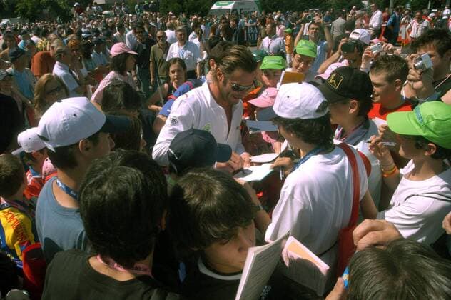 Mario Cipollini (Italien) schreibt am Rande des Giro d Italia Autogramme -  Radsport Herren 88. Giro d Italia 2005, dItalia, ProTour, Straßenradsport, Straße, Rad Totale 16. Etappe: Lissone - Varazze