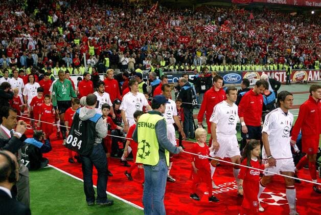 Die Teams von Milan und Liverpool laufen zum Champions League Finale auf Fußball EC 1 Herren Champions League 2004 2005, Finale, Endspiel, Liverpool FC - AC Mailand 6:5 n. E. Totale Atatürk Olympiastadion, Olimpiyat Istanbul