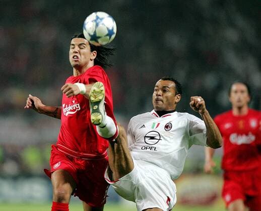 Milan Baros (Liverpool, li.) gegen Cafu (Milan) Fußball EC 1 Herren Champions League 2004 2005, Finale, Endspiel, AC Mailand - Liverpool FC 5:6 n.E. Gruppe Istanbul Dynamik,