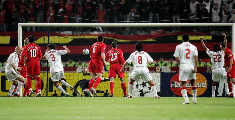 Paolo Maldini (4.v.li., Milan) erzielt nach nur 1 Minute das 1:0 für Mailand Fußball EC 1 Herren Champions League 2004 2005, Finale, Endspiel, AC Mailand - Liverpool FC 5:6 n.E. Totale Istanbul Freude,