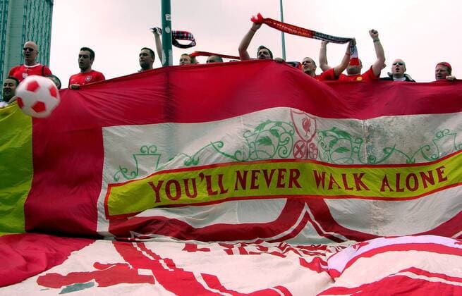 Liverpooler Fans mit einer riesigen Vereinsfahne, auf der die Vereinshymne zu lesen ist: You ll never walk alone Fußball EC 1 Herren Champions League 2004 2005, Finale, Endspiel, Liverpool FC Gruppe Istanbul