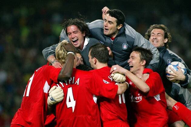 Die Liverpooler Spieler feiern den Champions League Sieg, u.a. Harry Kewell (hi. li.) und Vladimir Smicer (vorn re.) Fußball EC 1 Herren Champions League 2004 2005, Finale, Endspiel, Liverpool FC - AC Mailand 6:5 n. E. Gruppe Istanbul Begeisterung, Freude,