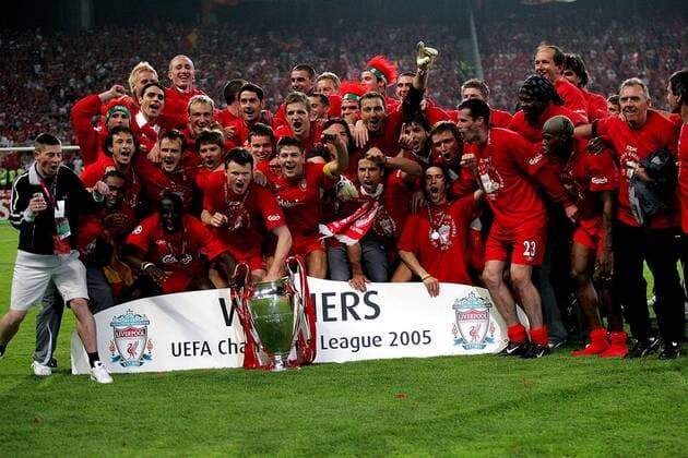 Die Spieler des FC Liverpool feiern ausgelassen ihren Champions League Triumph Fußball EC 1 Herren Champions League 2004 2005, Finale, Endspiel, Liverpool FC, Europacupsieg, Europacupsieger Totale Istanbul Begeisterung, Freude,