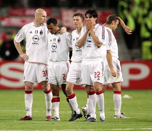 Enttäuschte Mailänder nach der bitteren Niederlage, v.li.: Jaap Stam, Cafu, Jon Dahl Tomasson, Kaka und Andriy Shevchenko Fußball EC 1 Herren Champions League 2004 2005, Finale, Endspiel, AC Mailand, Milan Gruppe Elfmeterschießen Istanbul Enttäuschung,