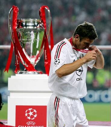Andriy Shevchenko (Milan) läuft enttäuscht an der Champions League Trophäe vorbei Fußball EC 1 Herren Champions League 2004 2005, Finale, Endspiel, AC Mailand Einzelbild Istanbul Enttäuschung,