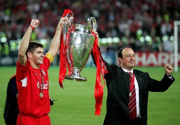 Trainer Rafael Benitez und Steven Gerrard (beide Liverpool) präsentieren stolz die Trophäe Fußball EC 1 Herren Champions League 2004 2005, Finale, Endspiel, FC Liverpool, Europacupsieg, Europacupsieger Gruppe Istanbul Freude,