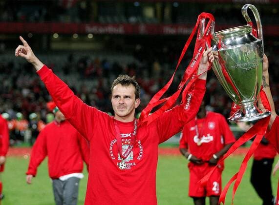 Dietmar Hamann (Liverpool) präsentiert stolz die Trophäe Fußball EC 1 Herren Champions League 2004 2005, Finale, Endspiel, FC Liverpool, Europacupsieg, Europacupsieger Einzelbild Istanbul Freude,