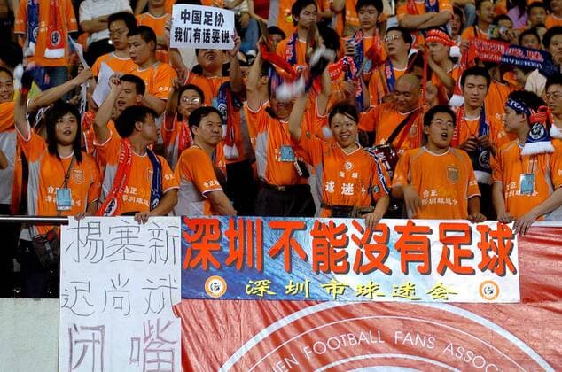 Die Fans des Shenzhen FC feuern ihr Team an Fußball Herren AFC Asian Champions League 2004 2005, Asien, Asiatische, Shenzhen Jianlibao, Vdig Totale IMCop04769101 Shenzhen