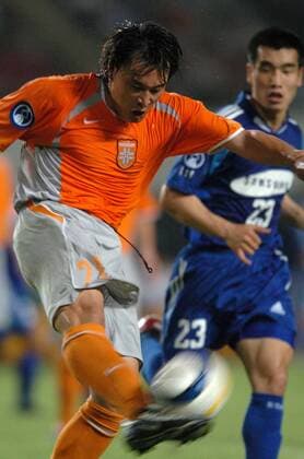 Li Ming (Shenzhen FC) zieht ab Fußball Herren AFC Asian Champions League 2004 2005, Asien, Asiatische, Shenzhen Jianlibao, Vdig Einzelbild IMCop04769106 Shenzhen Dynamik,