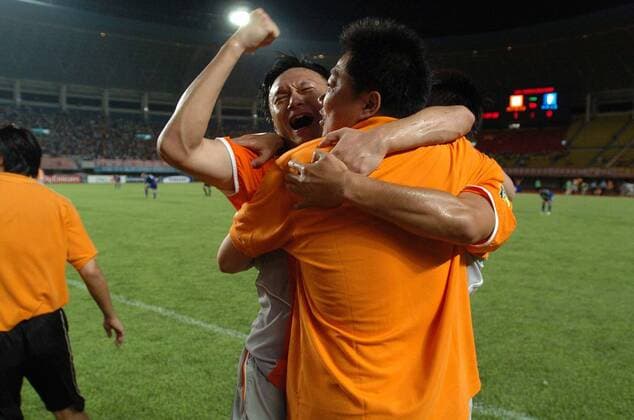 Xinfeng (Shenzhen FC, li.) jubelt mit einem Betreuer -  Fußball Herren AFC Asian Champions League 2004 2005, Asien, Asiatische, Shenzhen Jianlibao, Vdig Gruppe IMCop04769111 Shenzhen Begeisterung, Freude,