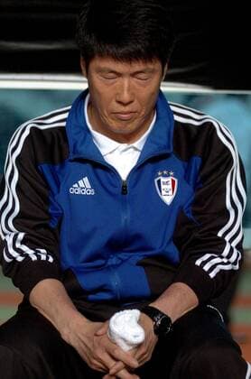 Trainer Bum Kun Cha (Suwon Bluewings) macht ein Nickerchen -  Fußball Herren AFC Asian Champions League 2004 2005, Asien, Asiatische, Suwon Samsung Bluewings, Vdig Einzelbild IMCop04769113 Shenzhen Langeweile,