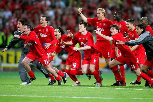 Liverpooler gewinnt die Champions League Sieg: v.li.: Harry Kewell, Jamie Carragher, Dietmar Hamann, Luis Garcia, John Arne Riise, Sami Hyypiä, Xabi Alonso, Djimi Traore, Steven Gerrard, Milan Baros und Djibril Cisse im Moment der Entscheidung Fußball EC 1 Herren Champions League 2004 2005, Finale, Endspiel, Liverpool FC, Vdig Gruppe pan9365, Atatürk Olympiastadion, Olimpiyat Istanbul Begeisterung, Freude,  