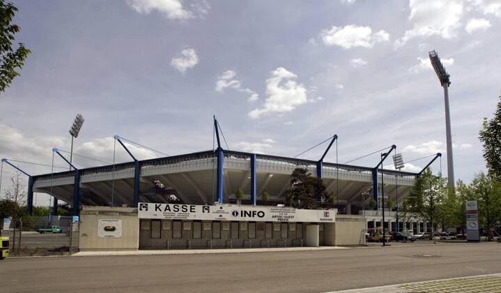 Außenansicht des Frankenstadions - Heimspielstätte des 1. FC Nürnbergs und Austragungsort der FIFA Weltmeisterschaft 2006 Fußball WM Herren Vorschau 2005 Weltmeisterschaft 2006, 1. FC Nürnberg, 1. BL, Vdig Totale Frankenstadion, World Cup Stadium, Worldcup Nürnberg