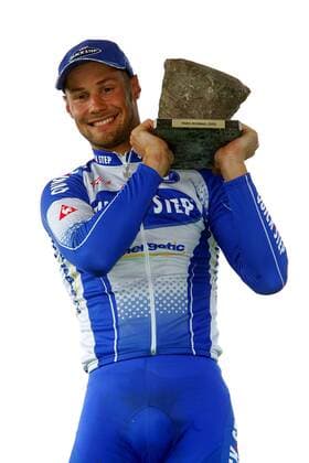 Der Sieger von Paris Roubaix 2005, Tom Boonen (Belgien Quick Step) präsentiert stolz den Pokal, der die Form eines Pflastersteins hat Radsport Herren Paris - Roubaix 2005, Straßenradsport, Straße, Rad, Pro Tour, ProTour Einzelbild pan8893 Paris - Roubaix Freude,  