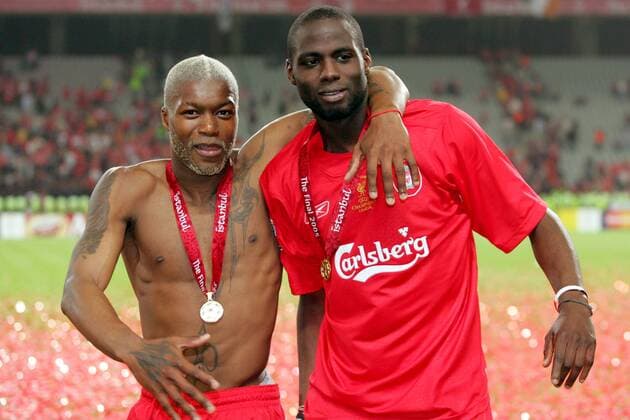Djibril Cisse (li.) und Djimi Traore (beide Liverpool) freuen sich über den Gewinn der Champions League Fußball EC 1 Herren Champions League 2004 2005, Finale, Endspiel, FC Liverpool, Europacupsieg, Europacupsieger Gruppe pan9365 Istanbul Freude,  