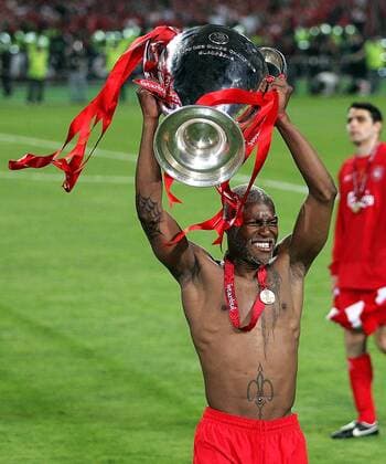 Djibril Cisse (Liverpool) mit der Champions League Trophäe -  Fußball EC 1 Herren Champions League 2004 2005, Finale, Endspiel, Liverpool FC, Vdig Einzelbild Istanbul Freude, Begeisterung,