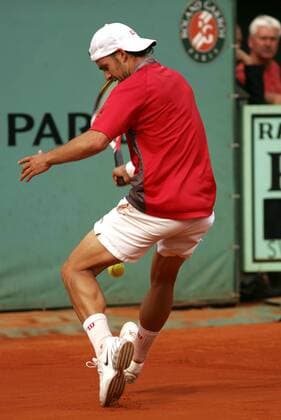 Nicolas Kiefer (Deutschland) - Notschlag durch die Beine Tennis Herren French Open 2005, Grand Slam, ATP Tour, Sand, Sandplatz, Sandplatztennis, Sandplatzturnier Einzelbild Roland Garros Paris