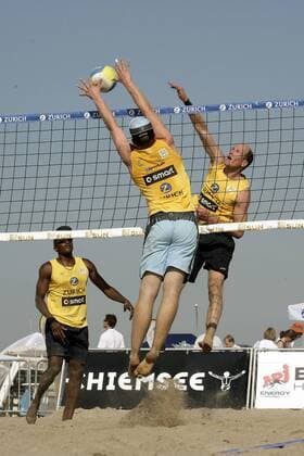 Oliver Heitmann (re.) mit einem Schmetterschlag gegen Denis Schirmeisen (beide Deutschland); li. Gil Ferrer Cutino (Kuba) schaut zu Beachvolleyball Herren Zürich Masters 2005, Beach, Zurich, Zuerich, Vdig Gruppe Hamburg Höhe,