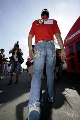 Michael Schumacher (Deutschland Ferrari) mit eigenwilligen Tigerapplikationen auf seinen Jeans Motorsport Grand Prix Herren Großer Preis von Europa 2005, Formel 1 Weltmeisterschaft, F1, F, GP, WM Einzelbild Nürburgring Nürburg