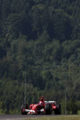Michael Schumacher (Deutschland Ferrari) mit seinem Boliden vor den Wäldern der Eifel Motorsport Grand Prix Herren Großer Preis von Europa 2005, Formel 1 Weltmeisterschaft, F1, F, GP, WM Totale Nürburgring Nürburg