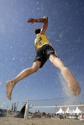 Beachvolleyballer beim Sprungaufschlag Beachvolleyball Damen Zuerich Masters 2005, Beach Einzelbild Hamburg Dynamik,