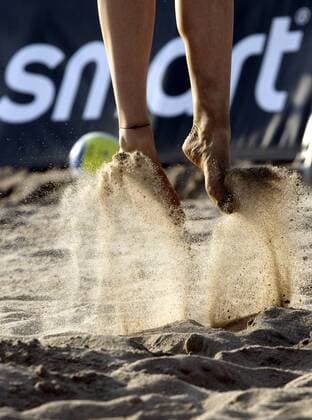 Eine Beachvolleyballerin geht in die Luft Beachvolleyball Damen Zuerich Masters 2005, Beach Einzelbild Hamburg