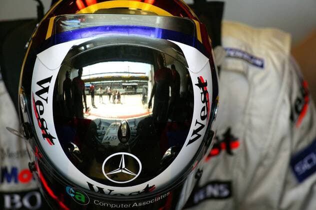 Im Helm von Juan Pablo Montoya (Kolumbien McLaren Mercedes) spiegelt sich das Geschehen vor der Box Motorsport Grand Prix Herren Großer Preis von Europa 2005, Formel 1 Weltmeisterschaft, F1, F, GP, WM, Qualifying Einzelbild Nürburgring Nürburg