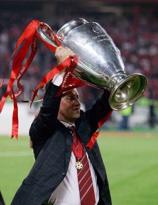Trainer Rafael Benitez (Liverpool) mit der Champions League Trophäe Fußball EC 1 Herren Champions League 2004 2005, Endspiel, Finale, Liverpool FC Einzelbild Istanbul Freude,