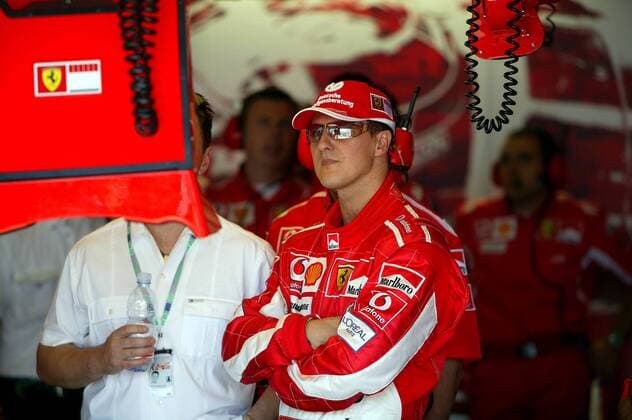 Michael Schumacher (Deutschland Ferrari) verfolgt auf einem Monitor das Geschehen Motorsport Grand Prix Herren Großer Preis von Europa 2005, Formel 1 Weltmeisterschaft, F1, F, GP, WM, Qualifying Einzelbild Nürburgring Nürburg