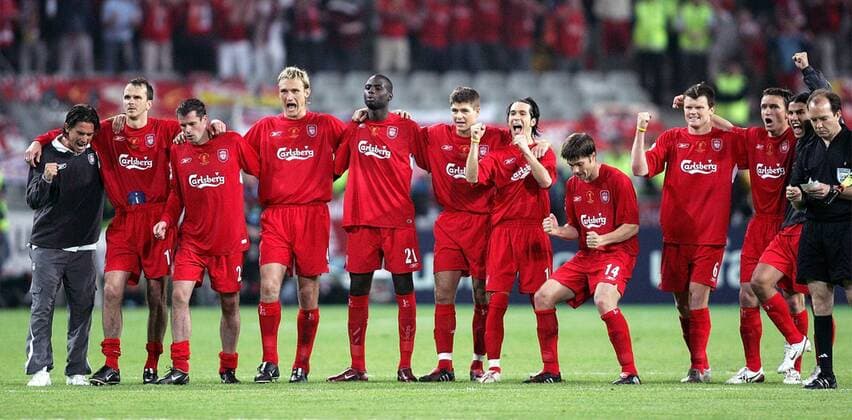 Die Spieler des Liverpool FC freuen sich über die Glanzleistung ihres Torwarts beim Elfmeterschießen, aber noch ist nichts gewonnen, v. li. Harry Kewell, Dietmar Hamann, Jamie Carragher, Sami Hyypiä, Djimi Traore, Steven Gerrard, Luis Garcia, Xabi ... Fußball EC 1 Herren Champions League 2004 2005, Endspiel, Finale, Liverpool FC Gruppe Istanbul Spannung,