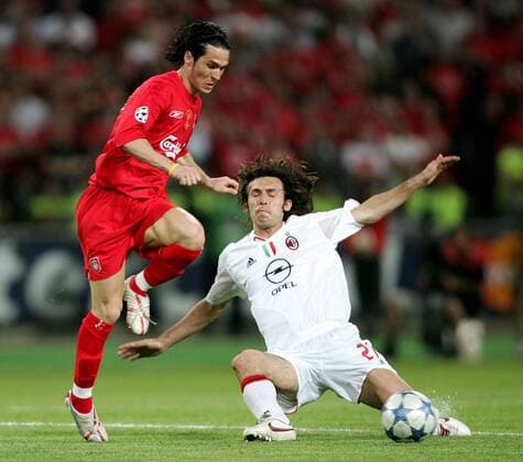 Luis Garcia (Liverpool, li.) gegen Andrea Pirlo (Milan) Fußball EC 1 Herren Champions League 2004 2005, Endspiel, Finale, AC Mailand - Liverpool FC 5:6 n. E. Gruppe Istanbul Dynamik,