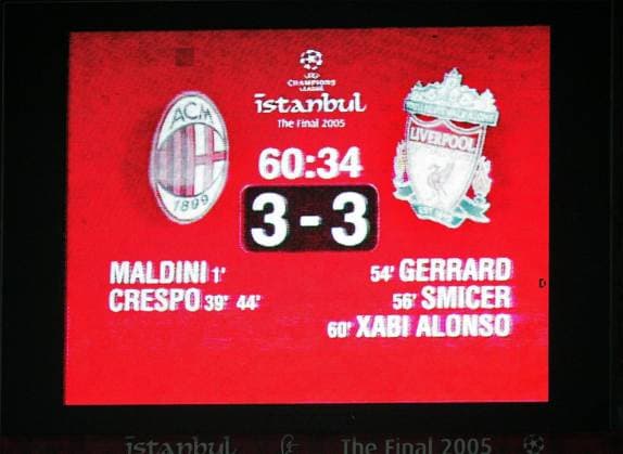 Die Stadionanzeige zeigt es an: Der Liverpool FC hat nach einem 3:0 zur Halbzeit in der zweiten Spielhälfte innerhalb von sechs Minuten ausgeglichen Fußball EC 1 Herren Champions League 2004 2005, Endspiel, Finale, AC Mailand - Liverpool FC 5:6 n. E. Einzelbild Istanbul