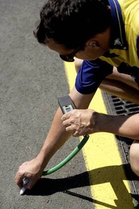Ein Michelin Techniker bei der Messung der Asphalttemperatur Motorsport Grand Prix Herren Großer Preis von Europa 2005, Formel 1 Weltmeisterschaft, F1, F, GP, WM Einzelbild Nürburgring Nürburg