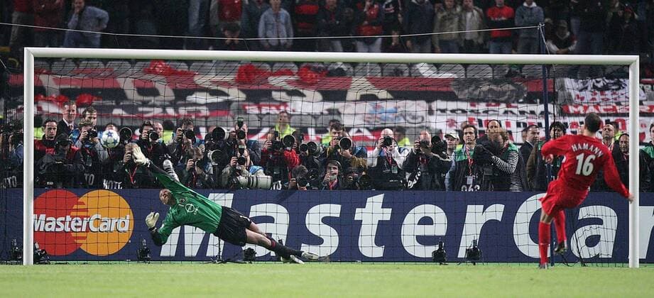 Dietmar Hamann (Liverpool) verwandelt seinen Elfmeter gegen Torwart Dida (Milan), die Fotografen stehen dichtgedrängt hinter dem Tor um den Schnappschuß ihres Lebens zu machen Fußball EC 1 Herren Champions League 2004 2005, Finale, Endspiel, AC Mailand - Liverpool FC 5:6 n. E. Gruppe Istanbul Dynamik,