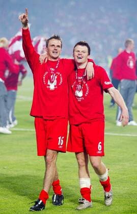 Dietmar Hamann (li.) und John Arne Riise (beide Liverpool) feiern den Champions League Sieg Fußball EC 1 Herren Champions League 2004 2005, Finale, Endspiel, Liverpool FC Gruppe Istanbul Freude,