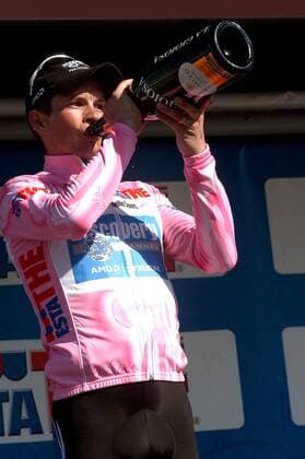 Giro d Italia, Siegerehrung 19. Etappe: Paolo Savoldelli (Italien Discovery Channel) bleibt im rosa Trikot des Gesamtführenden und gönnt sich einen großen Schluck Prosecco -  Radsport Herren 88. Giro d Italia 2005, dItalia, Straßenradsport, Straße, Rad, ProTour, Einzelbild o00 Alkohol 19. Etappe: Savigliano - Sestriere