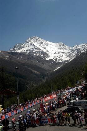 19. Etappe: Savigliano - Sestriere, das Teilnehmerfeld klettert die Berge hinauf Radsport Herren 88. Giro d Italia 2005, dItalia, Straßenradsport, Straße, Rad, ProTour, Totale 19. Etappe: Savigliano - Sestriere