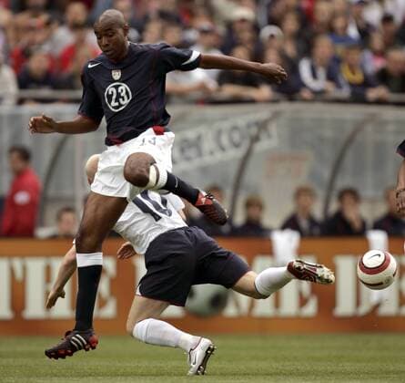 Eddie Pope (USA, vorn) setzt sich gegen Andrew Johnson (England) durch - (Icon531001) Fußball Länderspiel Herren Länderspiel 2005, Nationalmannschaft, Nationalteam, Nationaltrikot, USA - England 1:2 Gruppe o0 Freundschaftsspiel Test Testspiel Chicago Dynamik, Kampf, EDITORIAL USE ONLY