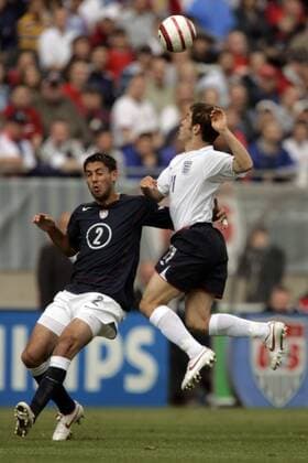 Joe Cole (England, re.) gegen Clint Dempsey (USA) - (Icon531004) Fußball Länderspiel Herren Länderspiel 2005, Nationalmannschaft, Nationalteam, Nationaltrikot, USA - England 1:2 Gruppe o0 Freundschaftsspiel Test Testspiel Chicago Dynamik, Höhe, Kampf, EDITORIAL USE ONLY