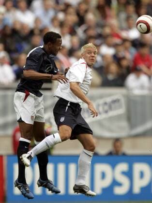 Cory Gibbs (USA, li.) gegen Alan Smith (England) - (Icon531006) Fußball Länderspiel Herren Länderspiel 2005, Nationalmannschaft, Nationalteam, Nationaltrikot, USA - England 1:2 Gruppe o0 Freundschaftsspiel Test Testspiel Chicago Dynamik, Höhe, Kampf, EDITORIAL USE ONLY