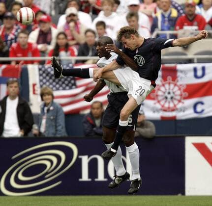 Brian McBride (USA, re.) gegen Sol Campbell (England) - (Icon531010) Fußball Länderspiel Herren Länderspiel 2005, Nationalmannschaft, Nationalteam, Nationaltrikot, USA - England 1:2 Gruppe o0 Freundschaftsspiel Test Testspiel Chicago Dynamik, Höhe, Kampf, EDITORIAL USE ONLY