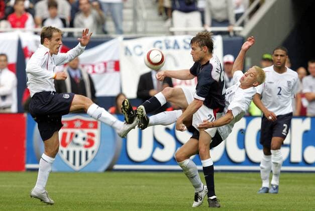 Brian McBride (USA, Mitte) gegen Phil Neville (li.) und Alan Smith (beide England) - (Icon918008) Fußball Länderspiel Herren Länderspiel 2005, Nationalmannschaft, Nationalteam, Nationaltrikot, USA - England 1:2 Gruppe o0 Freundschaftsspiel Test Testspiel Chicago Dynamik, Kampf, EDITORIAL USE ONLY