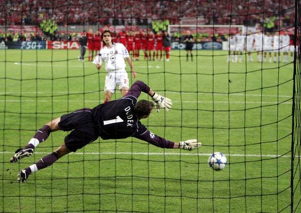 Torwart Jerzy Dudek (Liverpool) hält den Elfmeter von Andrea Pirlo (Milan) Fußball EC 1 Herren Champions League 2004 2005, Finale, Endspiel, AC Mailand - FC Liverpool 5:6 n.E. Vdig, Gruppe Istanbul Dynamik,