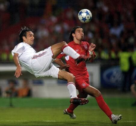 Alessandro Nesta (li., Milan) gegen Milan Baros (Liverpool) Fußball EC 1 Herren Champions League 2004 2005, Finale, Endspiel, AC Mailand - FC Liverpool 5:6 n.E., Vdig Gruppe Istanbul Dynamik,