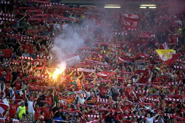 Liverpool Fans feiern ihr Team und dessen Champions League Sieg Fußball EC 1 Herren Champions League 2004 2005, Finale, Endspiel, FC Liverpool, Vdig Totale bengalisches Feuer, Bengalfeuer Istanbul Freude, Begeisterung,