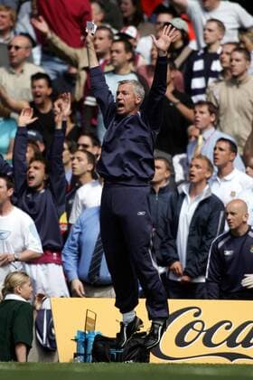Trainer Alan Pardew (West Ham) jubelt lautstark - er ist mit seiner Mannschaft aufgestiegen -  Fußball Herren Football League Championship 2004 2005, 2. Englische Liga, West Ham United Einzelbild Cardiff Wales Freude, Begeisterung,