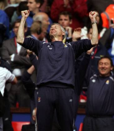 Trainer Alan Pardew (West Ham) jubelt - er ist mit seiner Mannschaft aufgestiegen -  Fußball Herren Football League Championship 2004 2005, 2. Englische Liga, West Ham United Einzelbild Cardiff Wales Freude, Begeisterung,