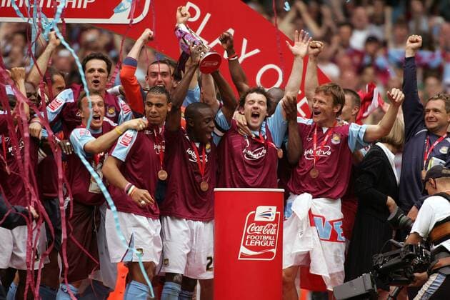 Die Spieler von West Ham feiern ausgelassen den Aufstieg - Vorn v.re. Teddy Sheringham, Christian Dailly, Nigel Reo Coker (mit Aufstiegspokal) und Anton Ferdinand -  Fußball Herren Football League Championship 2004 2005, 2. Englische Liga, West Ham United, Aufstiegsfeier, Feier Totale Papierschlangen Cardiff Wales Freude, Begeisterung,